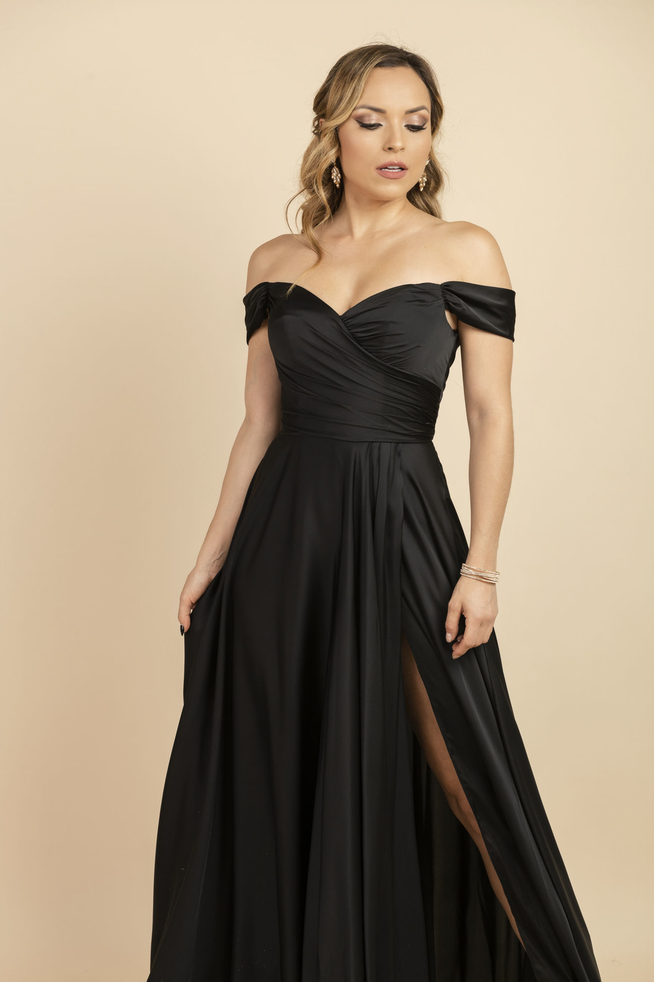 Vestidos máximos de chiffon con falda escalonada estilo off shoulder Spa