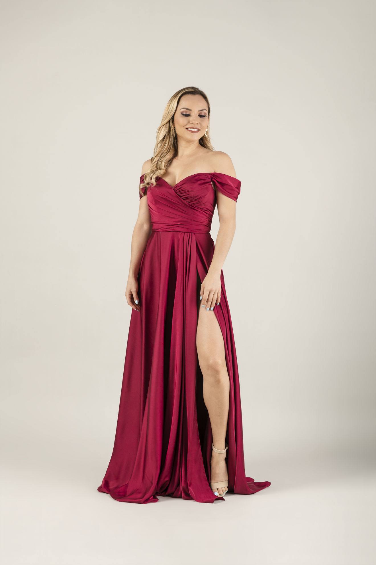 Vestidos máximos de chiffon con falda escalonada estilo off shoulder Jade Tallas Grandes