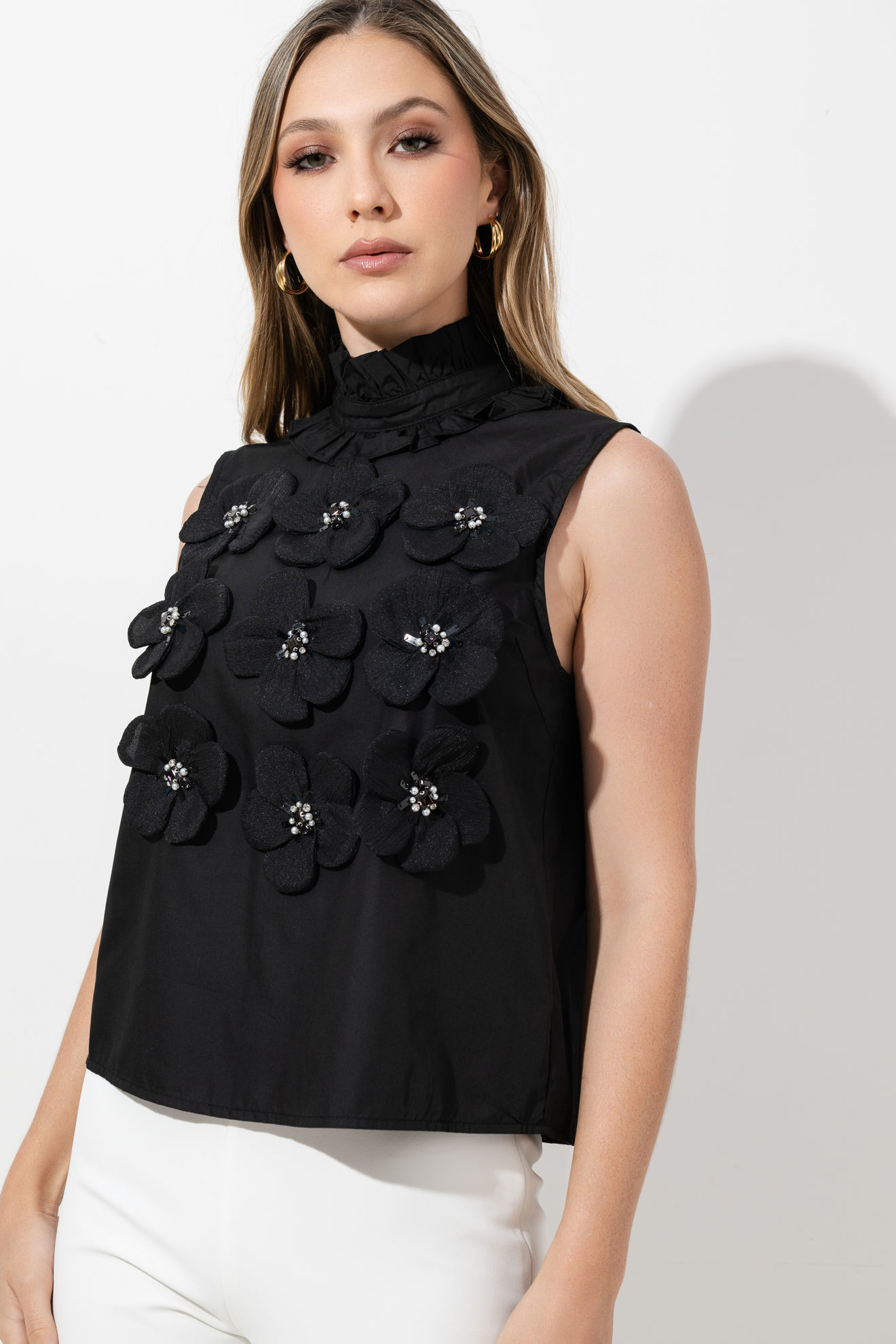 Imagen de Blusa Cuello Alto Sin Mangas Flores Relieve  (Exclusivo Pagina)