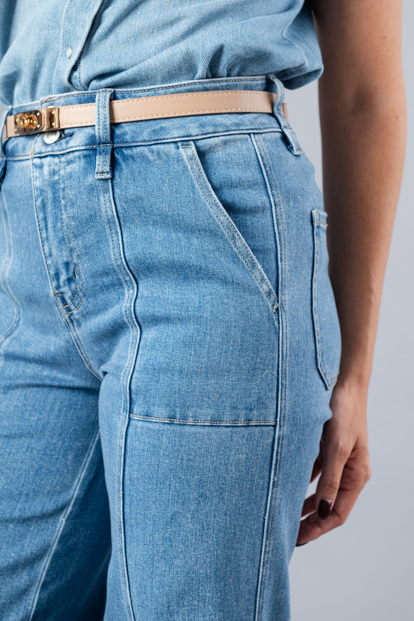 Imagen de High Rise, Straight Leg, Bolsa Parche Jeans