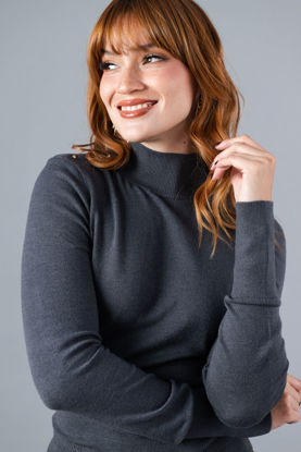 Imagen de Blusa Cuello Alto, Detalle Botones Puños