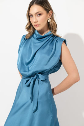 Imagen de Vestido En Satin Cuello Alto