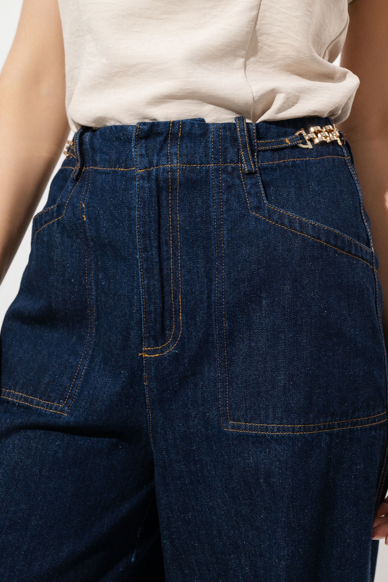 Imagen de Pantalon En Denim Con Hebillas En Cintura y Bolsa Parche