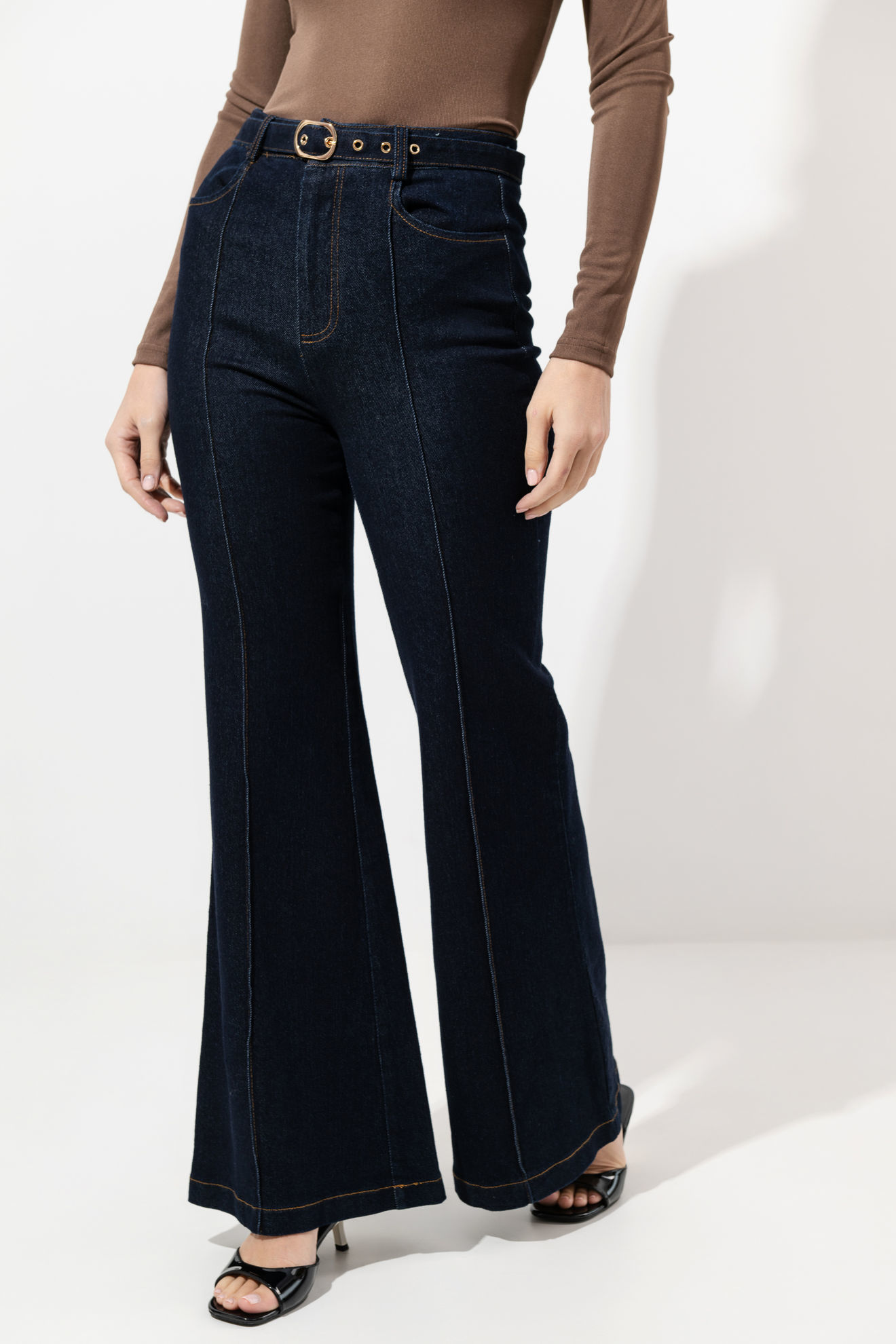 Imagen de Pantalon En Denim Con Cinturon, Bota Campana