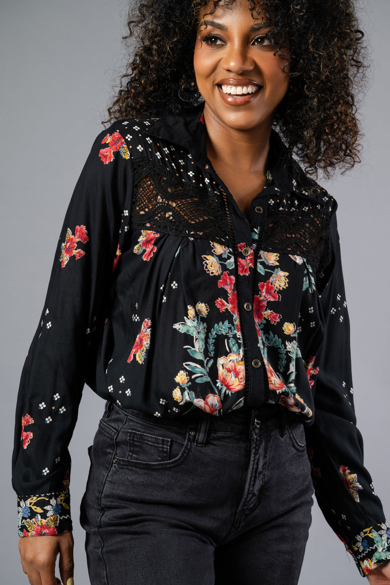 Imagen de Blusa En Rayon Floral Con Encaje Manga Larga (Exclusivo Pagina)