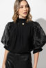 Imagen de Blusa Cuello Alto Con Prendedor Perla