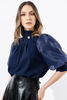 Imagen de Blusa Cuello Alto Con Prendedor Perla