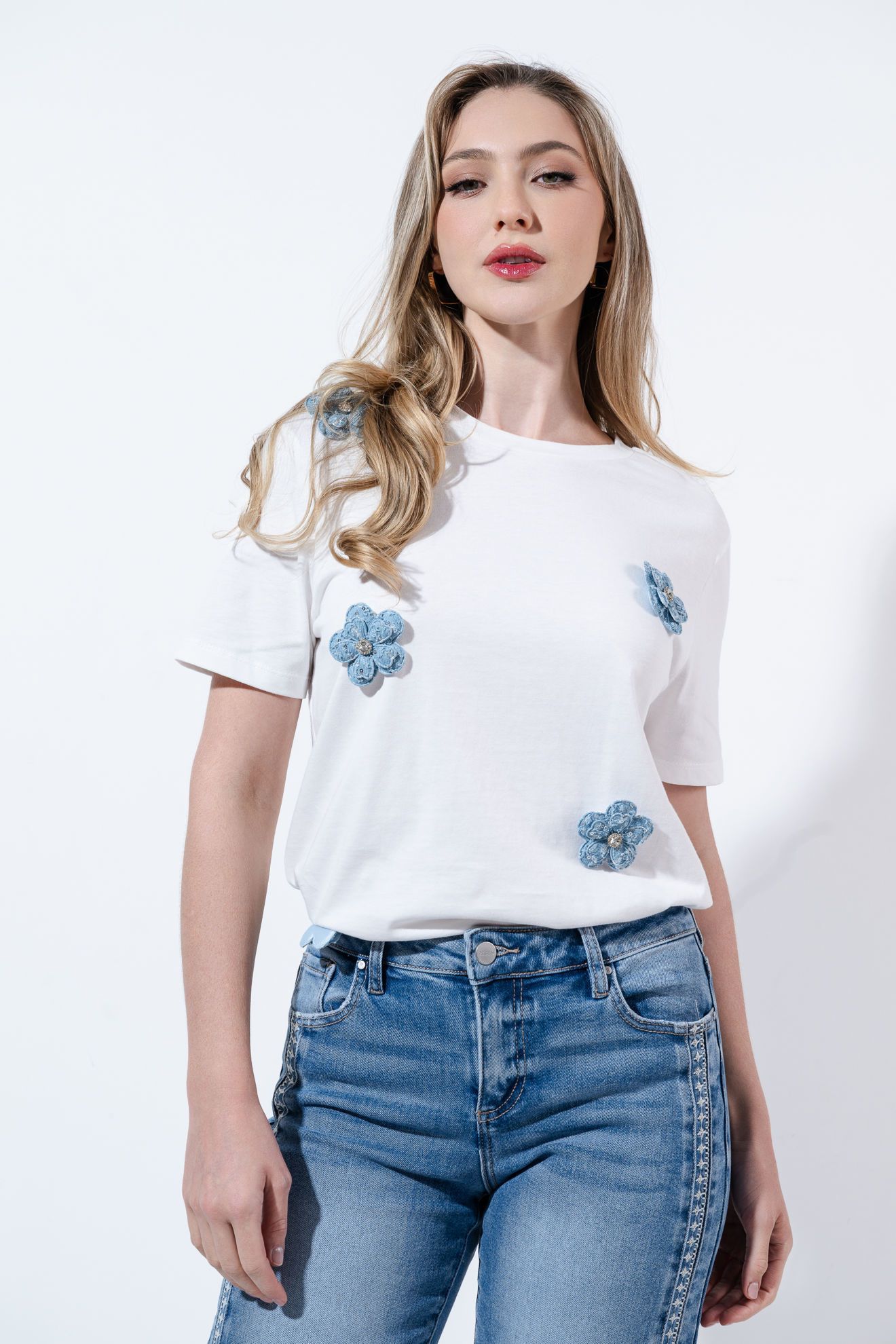 Imagen de Blusa Con Detalles De Flores En Mezclilla