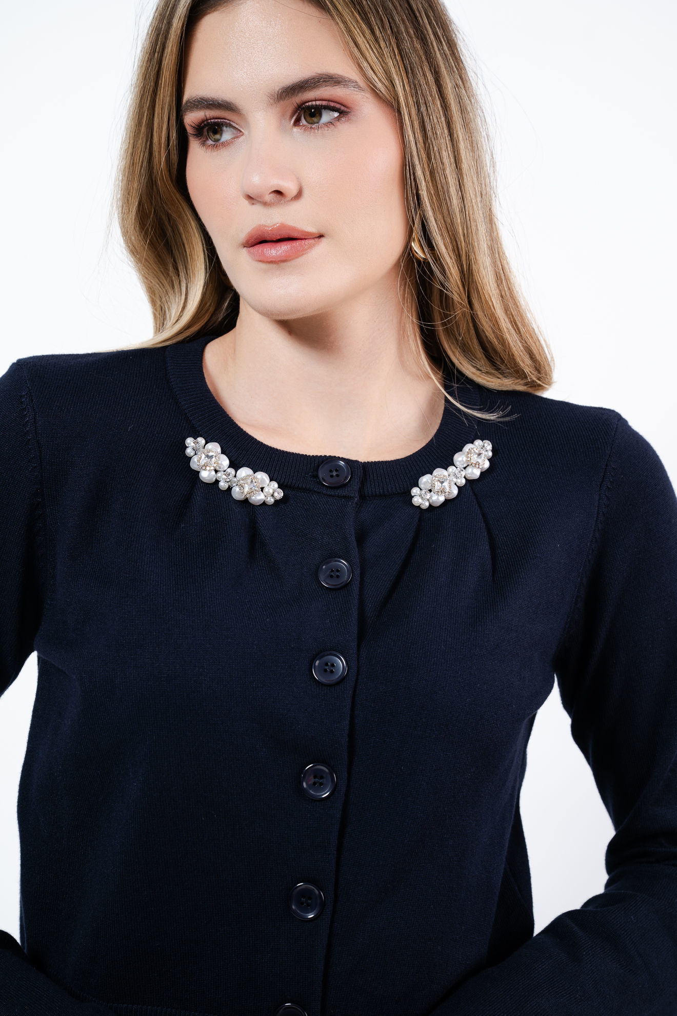 Imagen de Sweater Botones Detalle Perlas Decorativas En El Cuello
